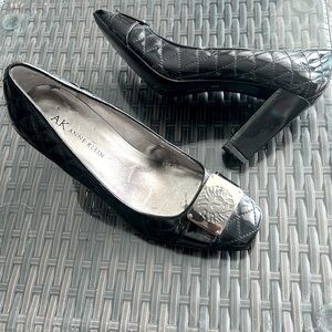 AK: Anne Kline Size 6 black shoes.